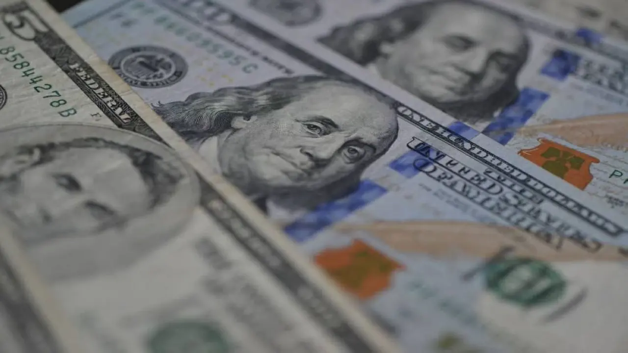 تراجع الدولار الأميركي تزامناً مع مساعي التوصل لاتفاق ينهي الحرب في إيران